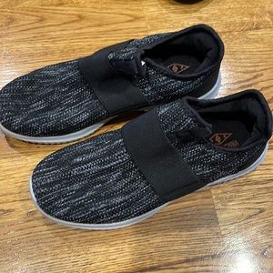 Black patterned with white walking casual shoe size 6 new - never worn